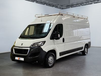 une camionnette blanche garée à l'intérieur d'un bâtiment