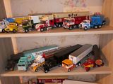 les nombreux camions miniatures qui se trouvent sur les étagères de la pièce
