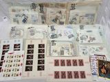 de nombreux types de timbres sur la table