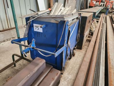 une poubelle bleue contenant tout un tas d'objets métalliques