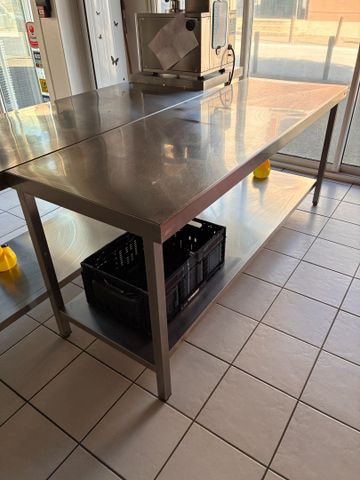 Table inox avec tablette inférieure Distform, L 200 environ. Frai...