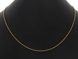 un collier à chaîne en or sur un mannequin mannequin mannequin mannequin mannequin mannequin mannequin mannequin mannequin mannequin