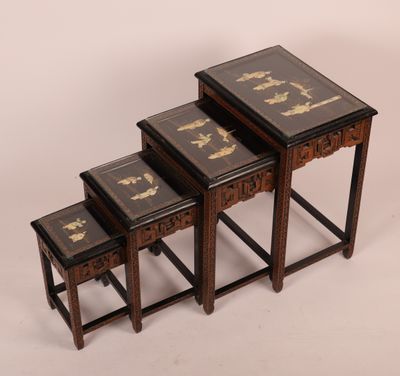 un ensemble de trois tables en bois ornées de motifs noirs et dorés