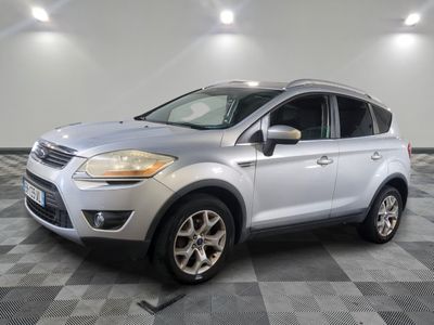 La Ford Escape 2013 est garée dans une salle blanche