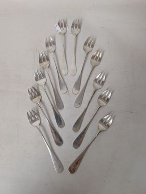 a lot of forks arranged in a circle on the table