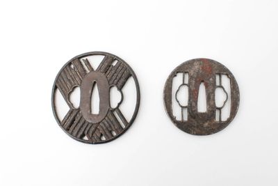 Lot de deux tsubas : - Naga maru gata tsuba en fer à décor e…