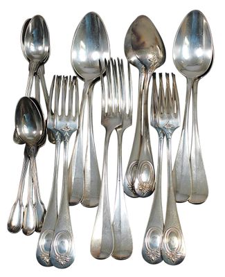 de nombreuses cuillères en argent et autres cuillères sur fond blanc