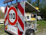 un camion rouge et blanc surmonté de nombreuses lumières