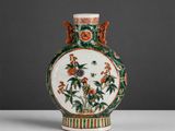 un vase orange et vert orné d'oiseaux et de fleurs