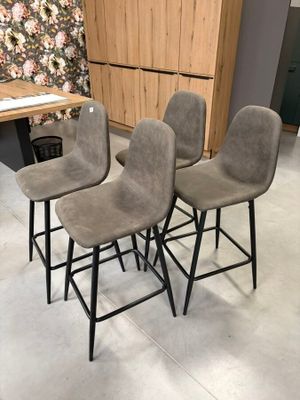 lot de quatre tabourets de bar en velours gris avec des pieds en métal