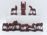 un grand nombre de figurines sur une table