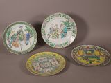 trois assiettes chinoises aux motifs variés posées sur une table