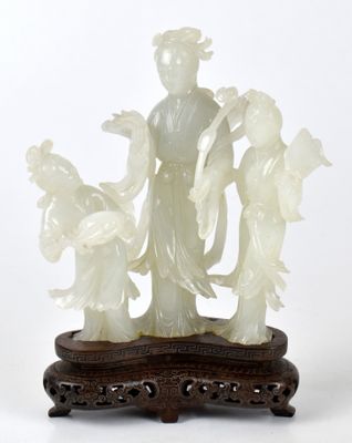 Figurine chinoise en jade sculpté représentant une femme et deux enfants
