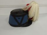 un chapeau bleu et noir posé sur un comptoir blanc