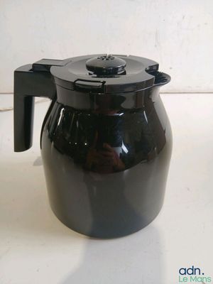 une photo d'une cafetière noire posée sur un plan de travail