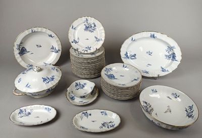 de nombreuses assiettes et bols décorés de fleurs bleues