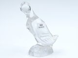 un canard en verre transparent posé sur une table blanche