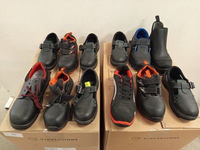 de nombreuses paires de chaussures posées sur une boîte