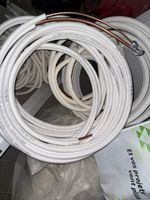 1 caisse contenant des goulottes pour flexibles clim