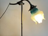 une lampe posée sur une table