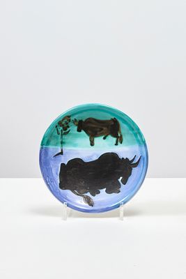 deux assiettes en verre ornées d'animaux, posées sur une surface blanche