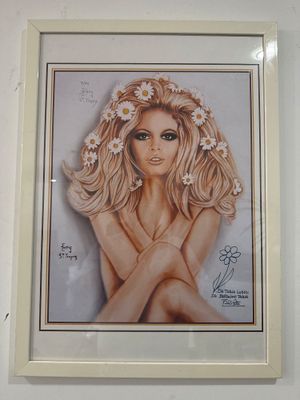 tableau représentant une femme avec des fleurs dans les cheveux, dans un cadre blanc