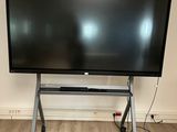 La grande télévision à écran plat est posée sur le meuble de la pièce.