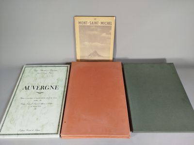 trois livres posés sur une table l'un à côté de l'autre