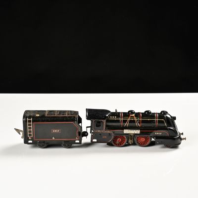 un petit train posé sur une surface blanche