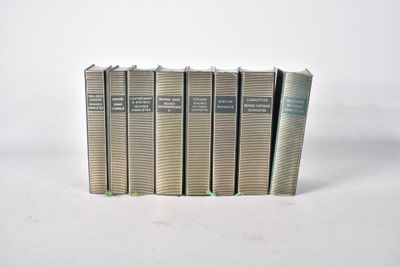 cinq livres sont empilés les uns sur les autres sur une surface blanche