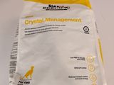 un sac de nourriture pour chat posé sur une table blanche