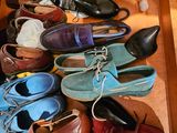 de nombreuses paires de chaussures posées par terre dans un tiroir