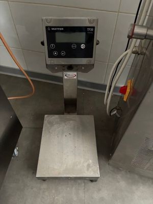 une photo d'une balance numérique dans une cuisine