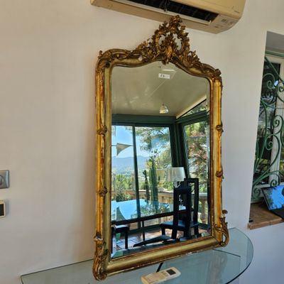 une table en verre surmontée d'un miroir