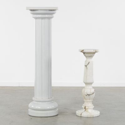 deux socles blancs dans une pièce vide aux murs blancs