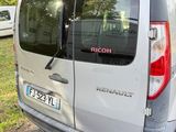 une camionnette argentée garée sur le bord de la route