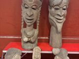 deux statues d'une femme et d'un homme sur une étagère rouge
