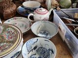 une table sur laquelle sont disposées de nombreuses pièces de vaisselle en porcelaine