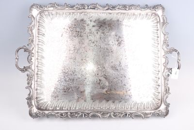 un plateau en argent posé sur une table