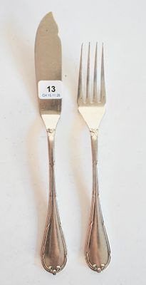 deux fourchettes et un couteau sur une table blanche