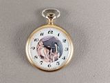une montre de poche en or sur laquelle figure le portrait d'un homme et d'une femme