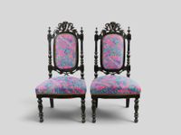 Paire de chaises en bois noirci de style Napoléon III.