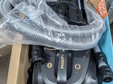 une boîte contenant un aspirateur et un tuyau