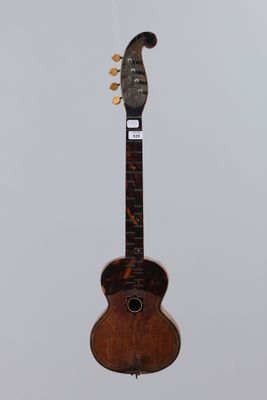 une guitare suspendue à une corde dans les airs