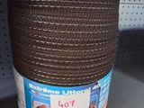un rouleau de corde marron posé sur une étagère dans un magasin