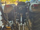 un tracteur garé dans un garage