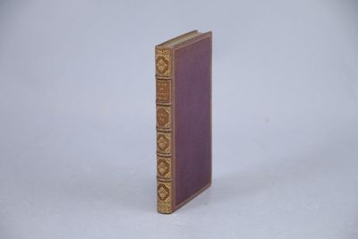 un petit livre posé sur une table