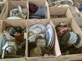 Des cartons contenant divers objets sont posés sur une table dans une pièce