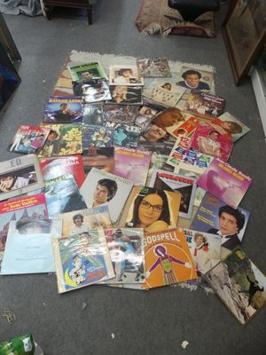 Dans un sac cabas, ensemble de disques vinyles 33T essentiel…