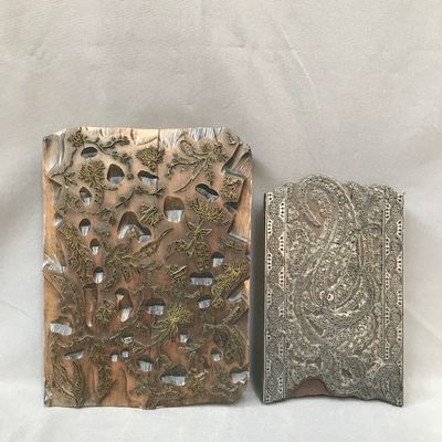 deux œuvres d'art posées sur une table